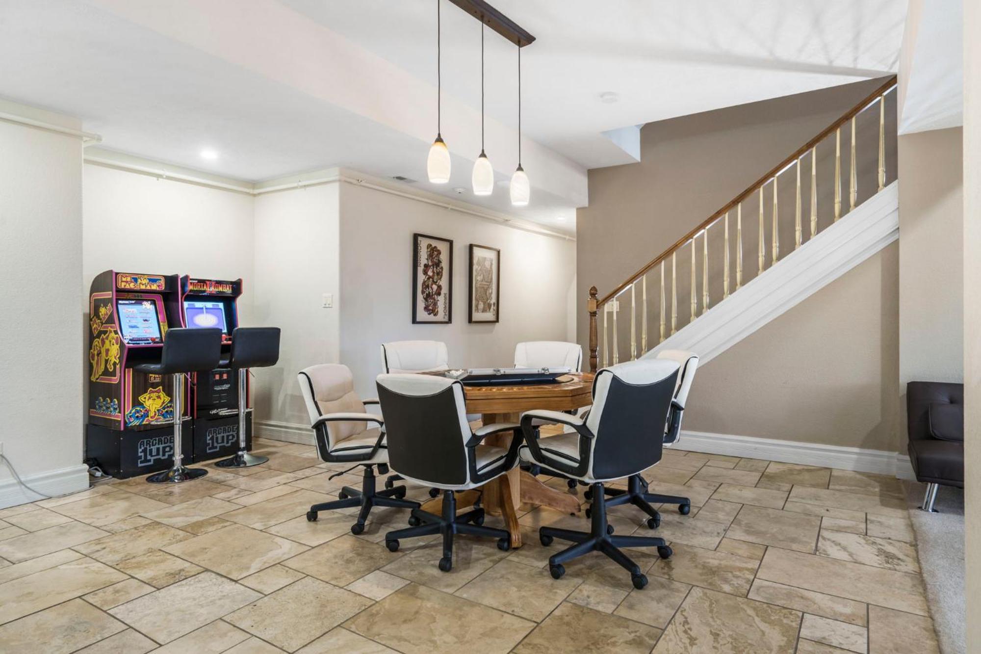 Holiday home Townhouse W Tree & Views-billiards-air Hockey-free Tix-pvt Hot Tub-basketball-garage