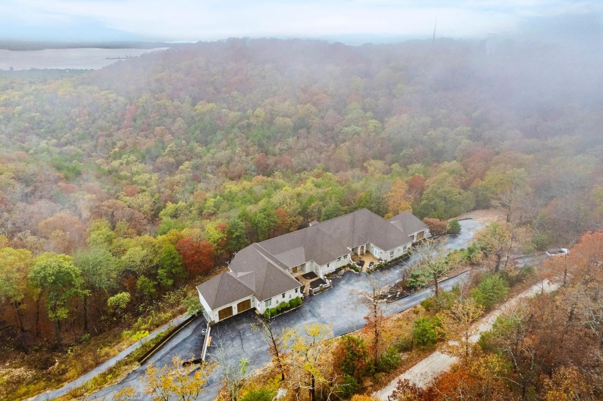 Townhouse W Tree & Views-billiards-air Hockey-free Tix-pvt Hot Tub-basketball-garage