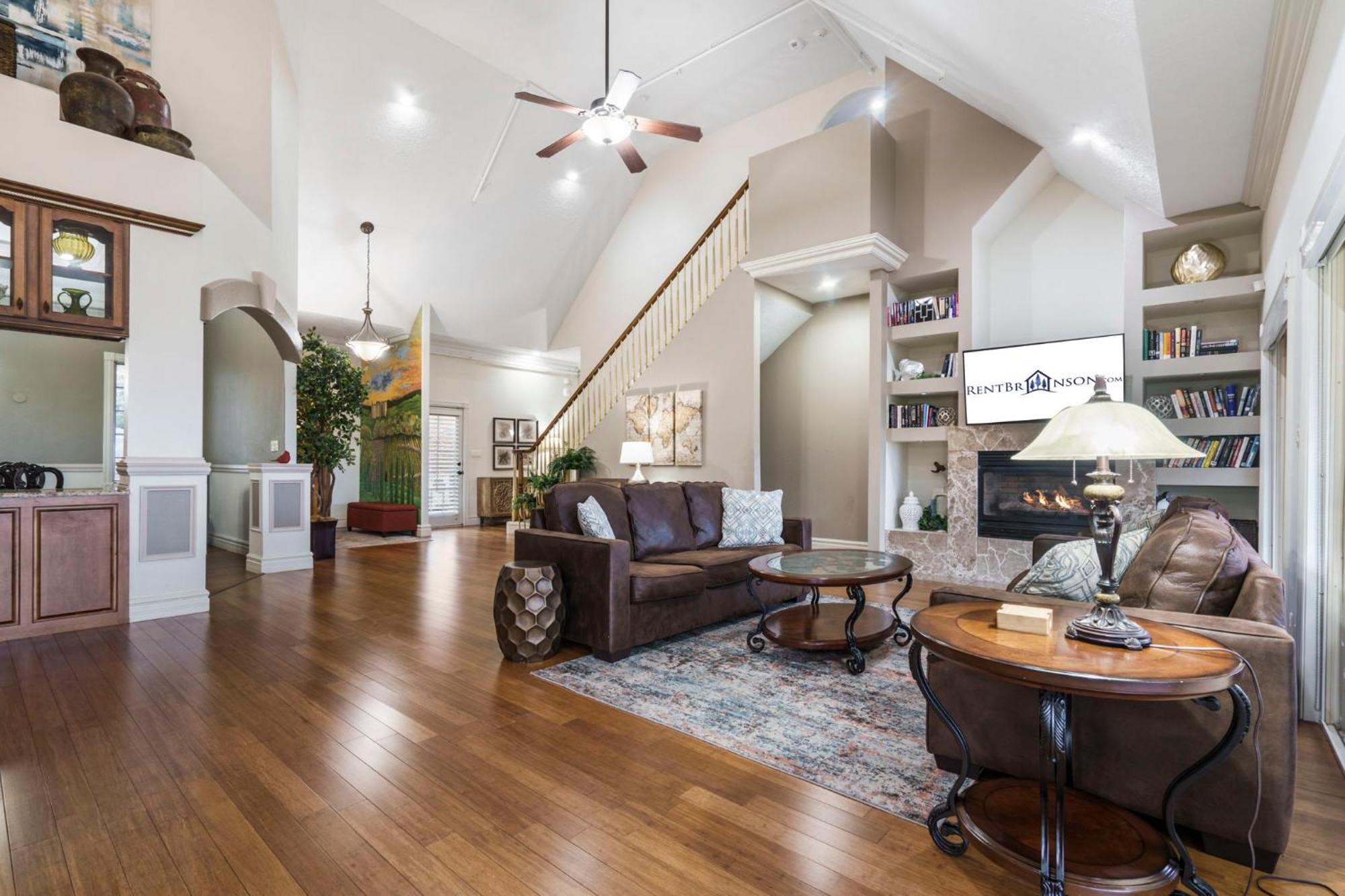 Holiday home Townhouse W Tree & Views-billiards-air Hockey-free Tix-pvt Hot Tub-basketball-garage