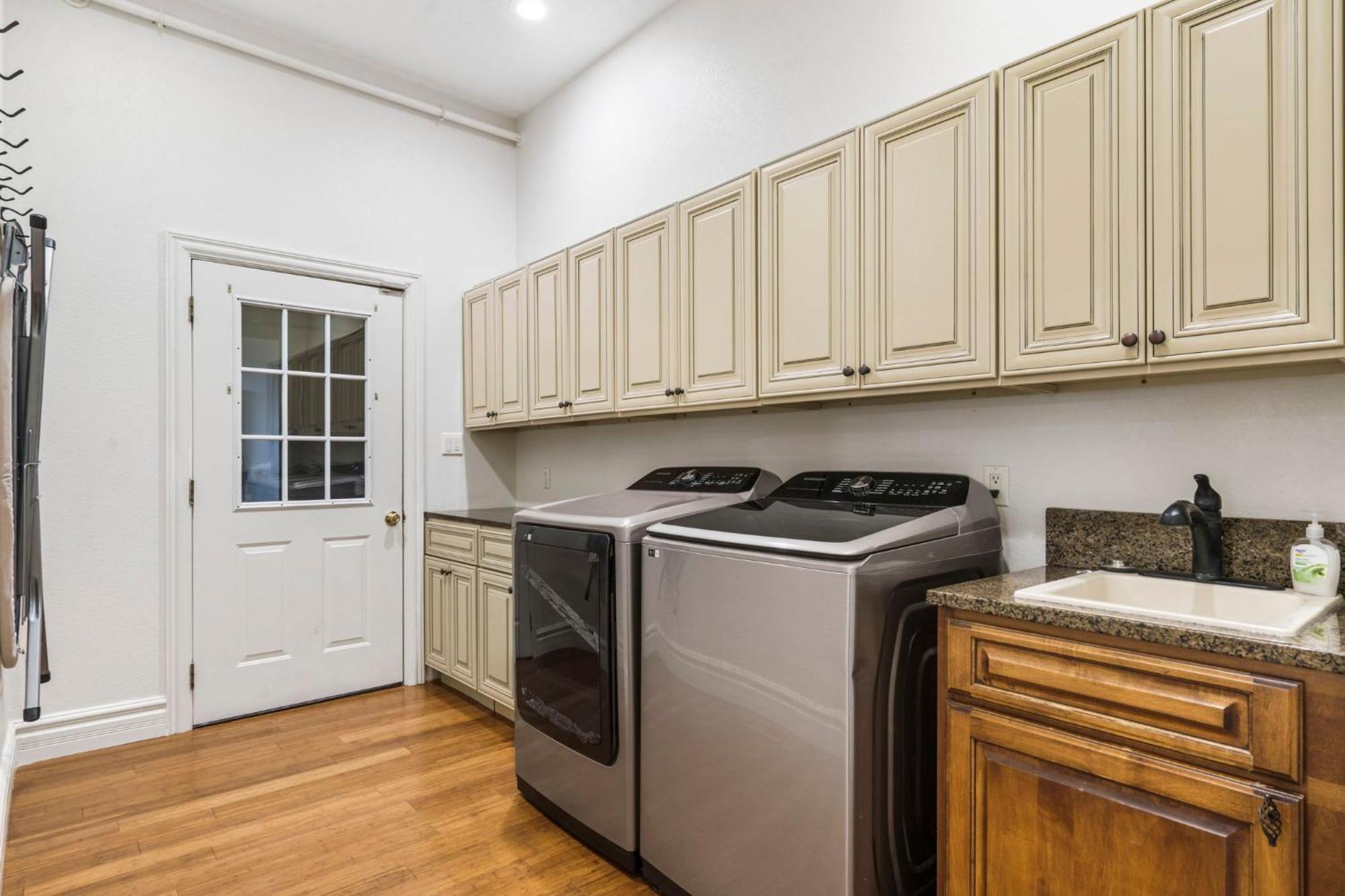 Holiday home Townhouse W Tree & Views-billiards-air Hockey-free Tix-pvt Hot Tub-basketball-garage *