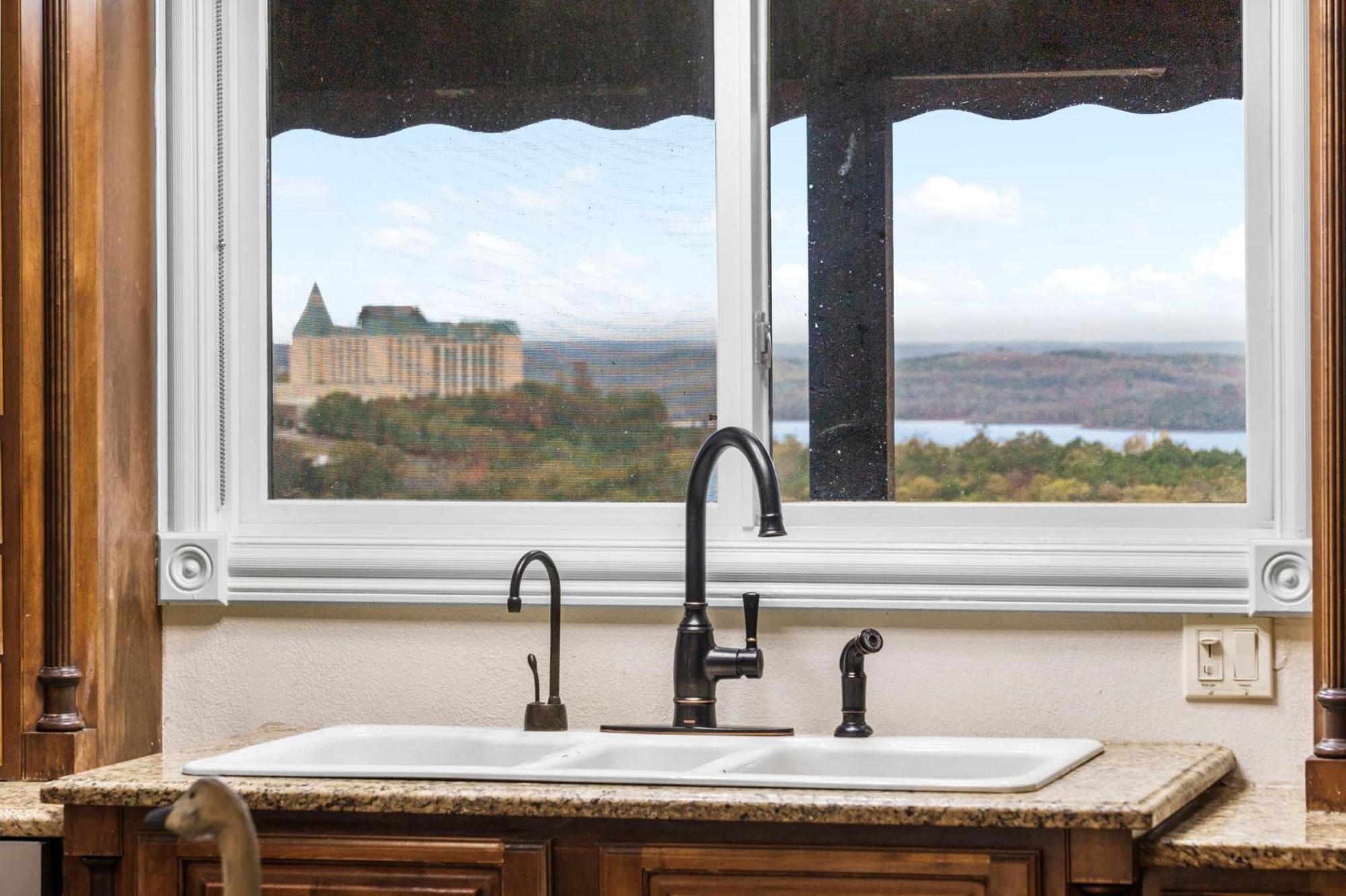 Townhouse W Tree & Views-billiards-air Hockey-free Tix-pvt Hot Tub-basketball-garage Holiday home