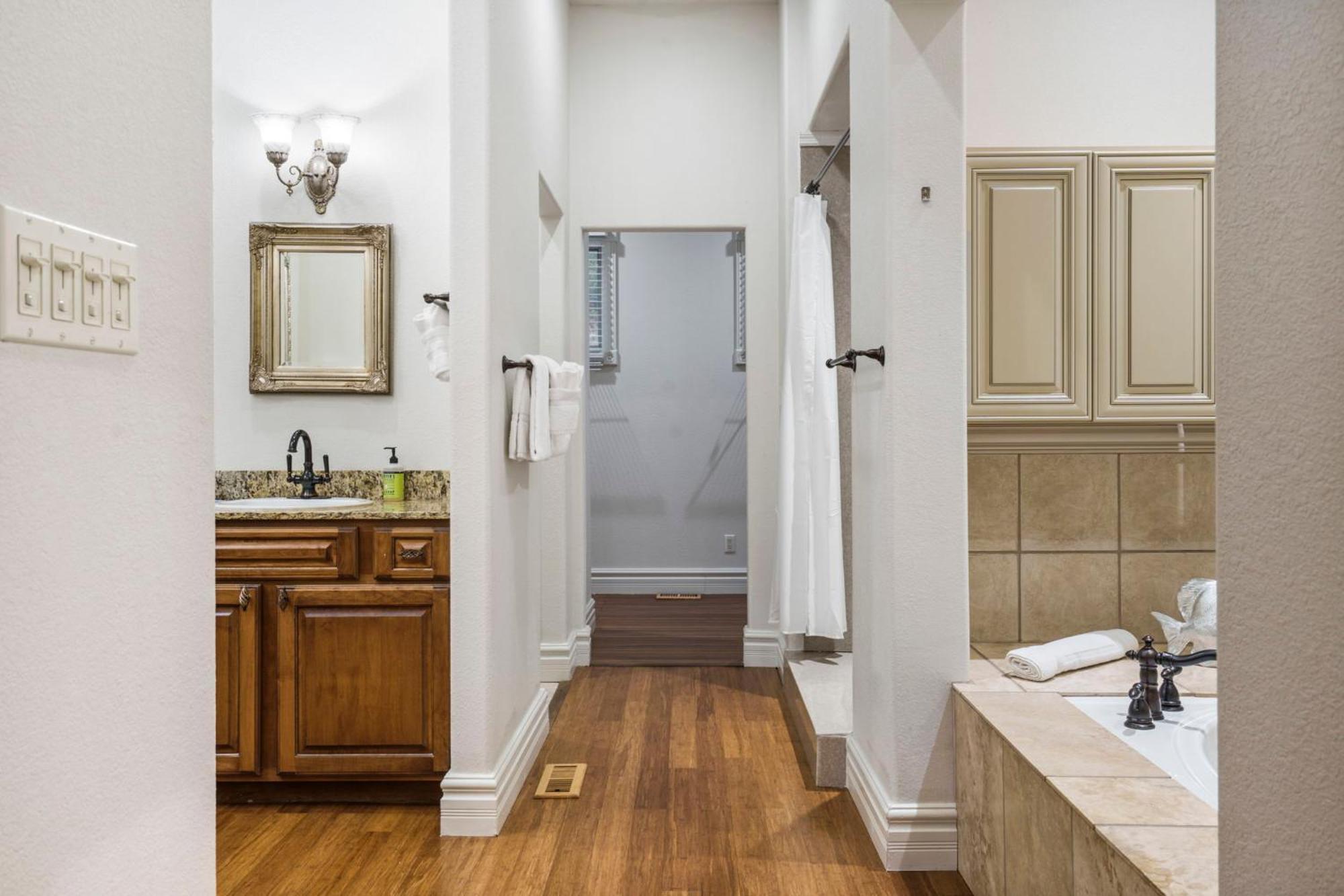 Townhouse W Tree & Views-billiards-air Hockey-free Tix-pvt Hot Tub-basketball-garage Holiday home *