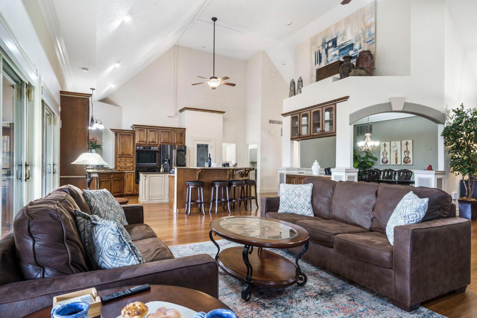 Townhouse W Tree & Views-billiards-air Hockey-free Tix-pvt Hot Tub-basketball-garage Holiday home Branson