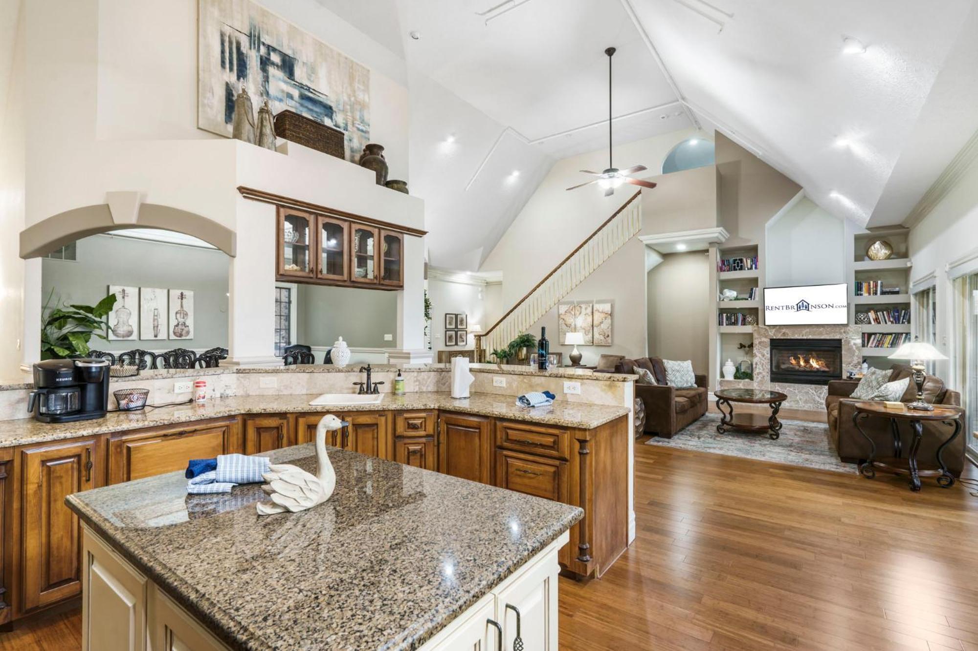 Townhouse W Tree & Views-billiards-air Hockey-free Tix-pvt Hot Tub-basketball-garage *