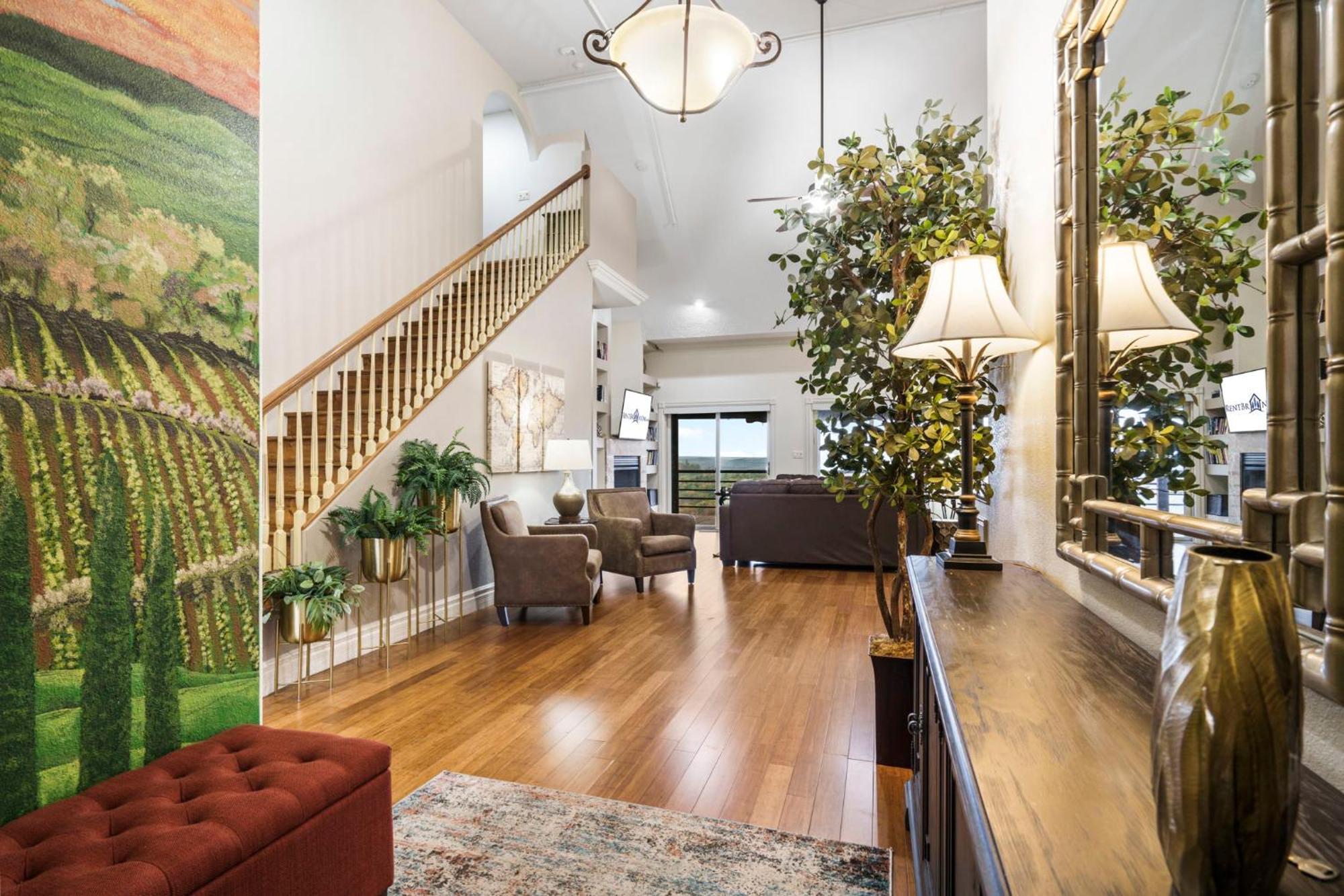 Townhouse W Tree & Views-billiards-air Hockey-free Tix-pvt Hot Tub-basketball-garage *