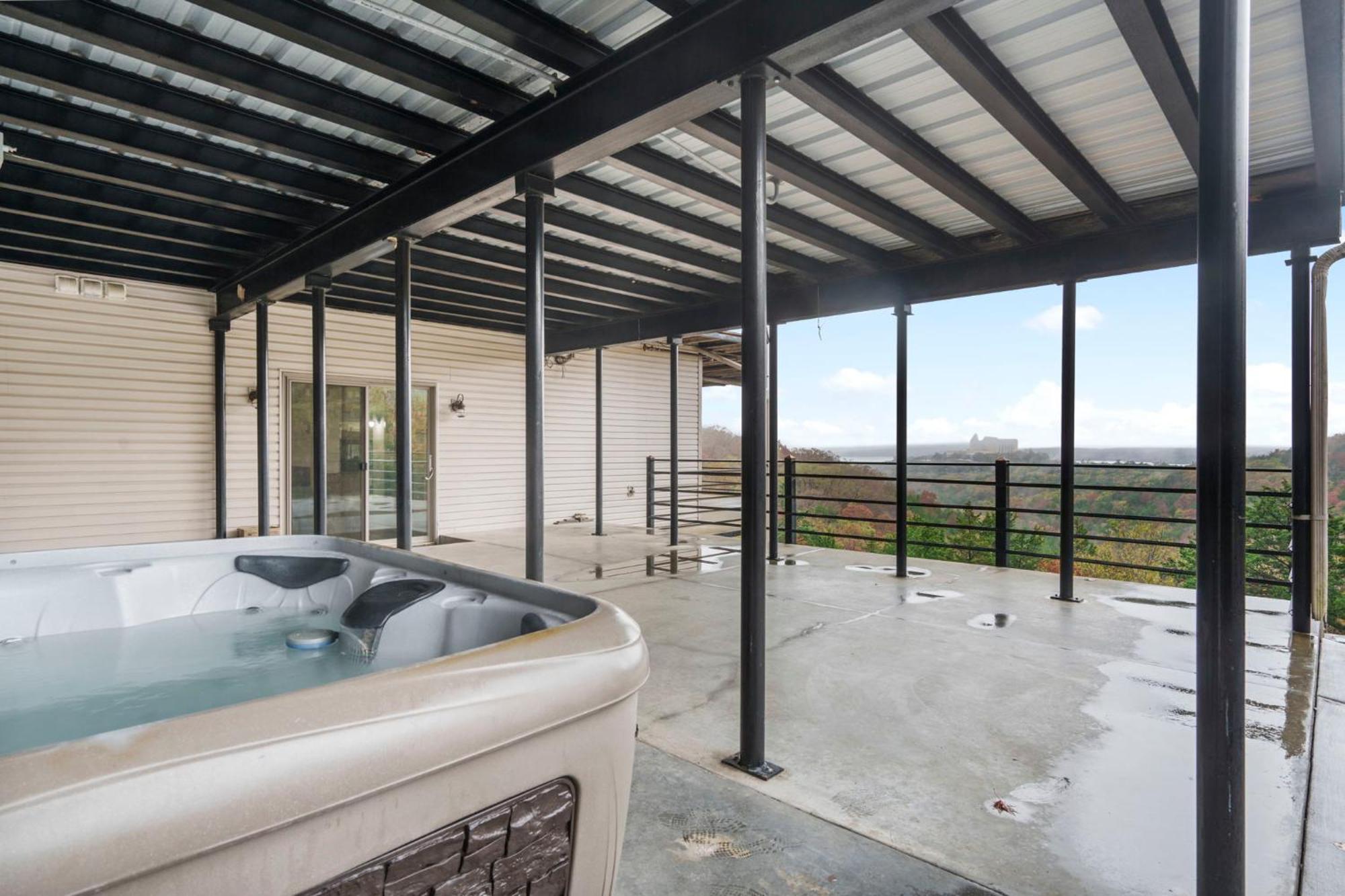 Holiday home Townhouse W Tree & Views-billiards-air Hockey-free Tix-pvt Hot Tub-basketball-garage