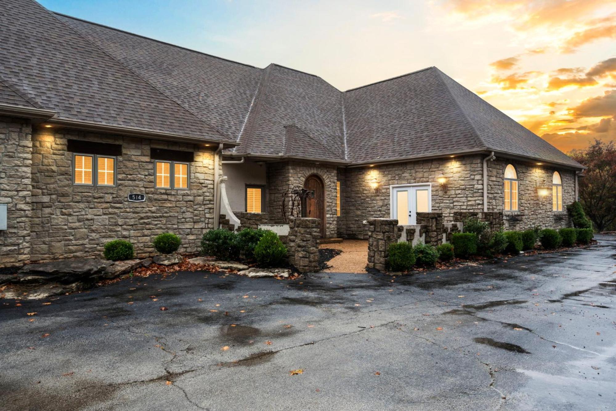 Holiday home Townhouse W Tree & Views-billiards-air Hockey-free Tix-pvt Hot Tub-basketball-garage *