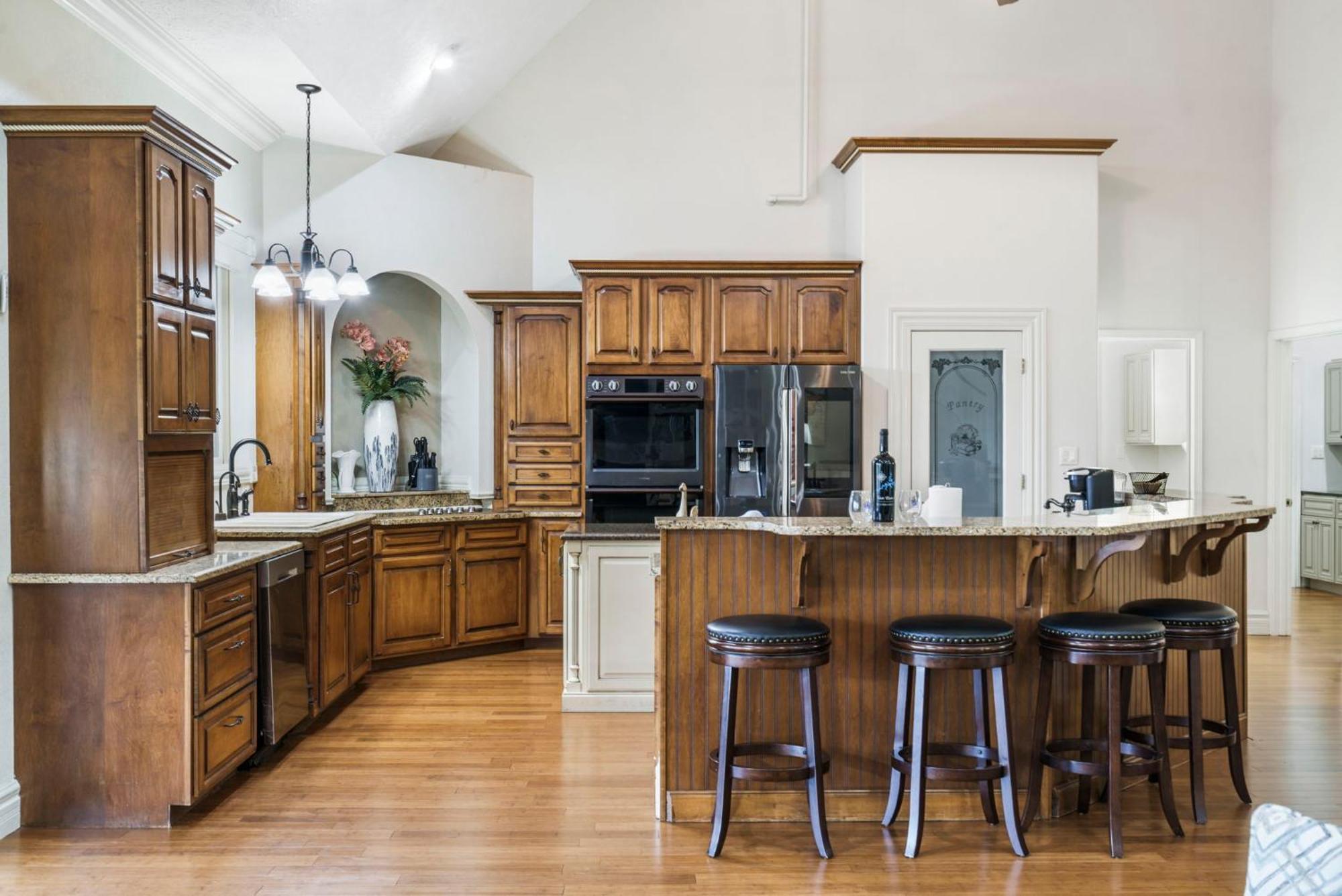 Townhouse W Tree & Views-billiards-air Hockey-free Tix-pvt Hot Tub-basketball-garage Branson