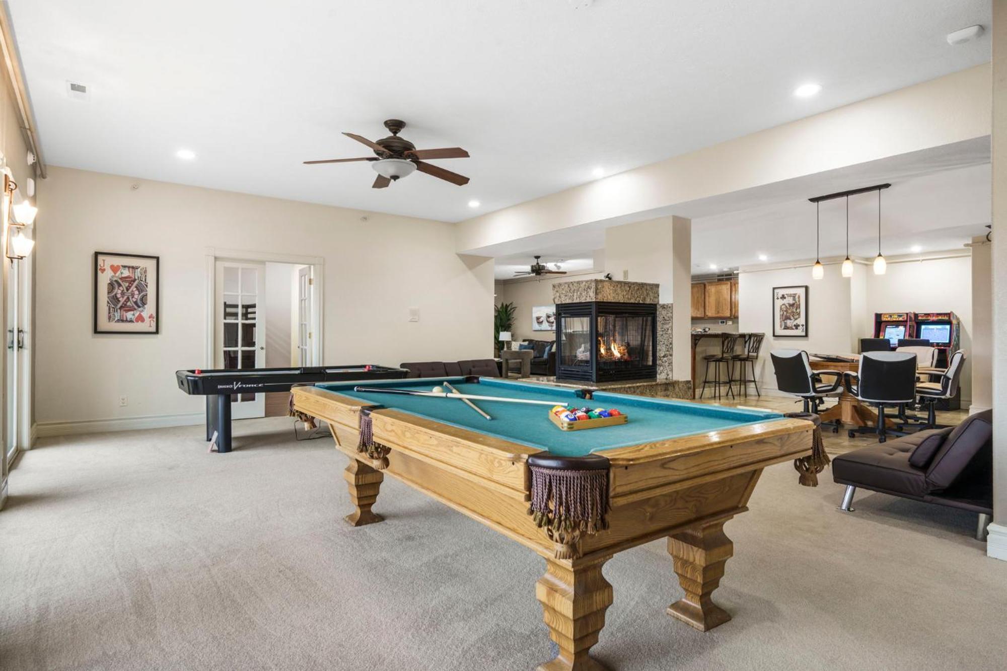 Holiday home Townhouse W Tree & Views-billiards-air Hockey-free Tix-pvt Hot Tub-basketball-garage