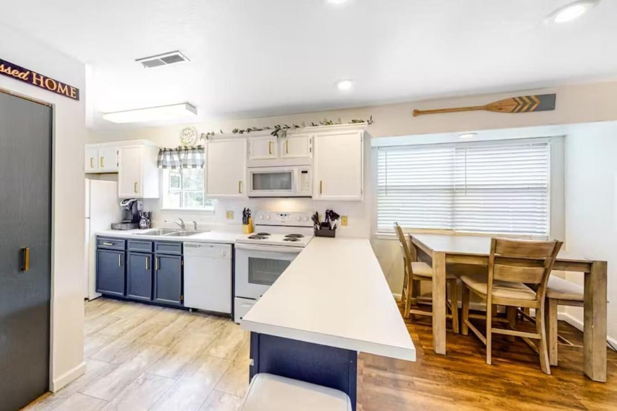 Apartment Spring Break Special! By Sdc, No Stairs, Lake, 21-3
