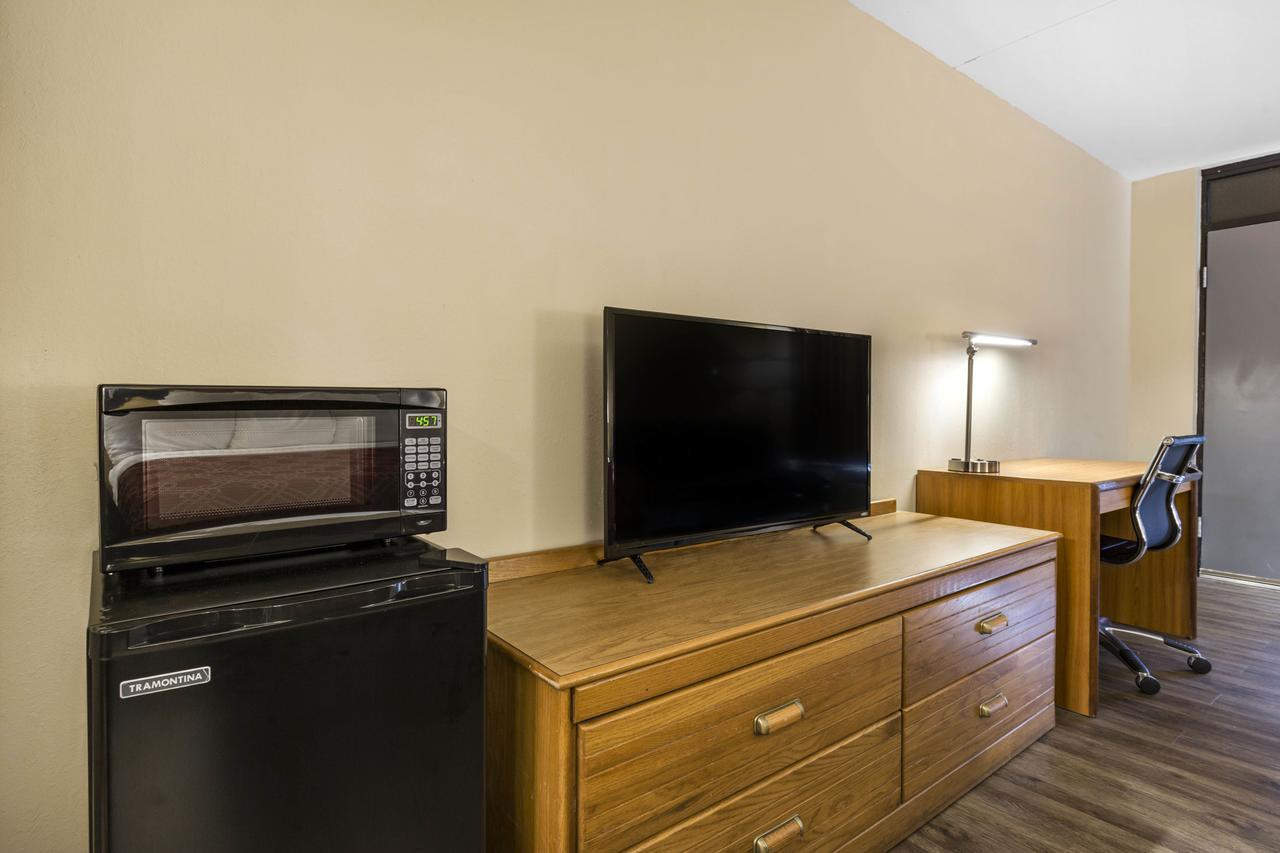 Hotel Econo & Shepherd Of The Hills Expy 3*