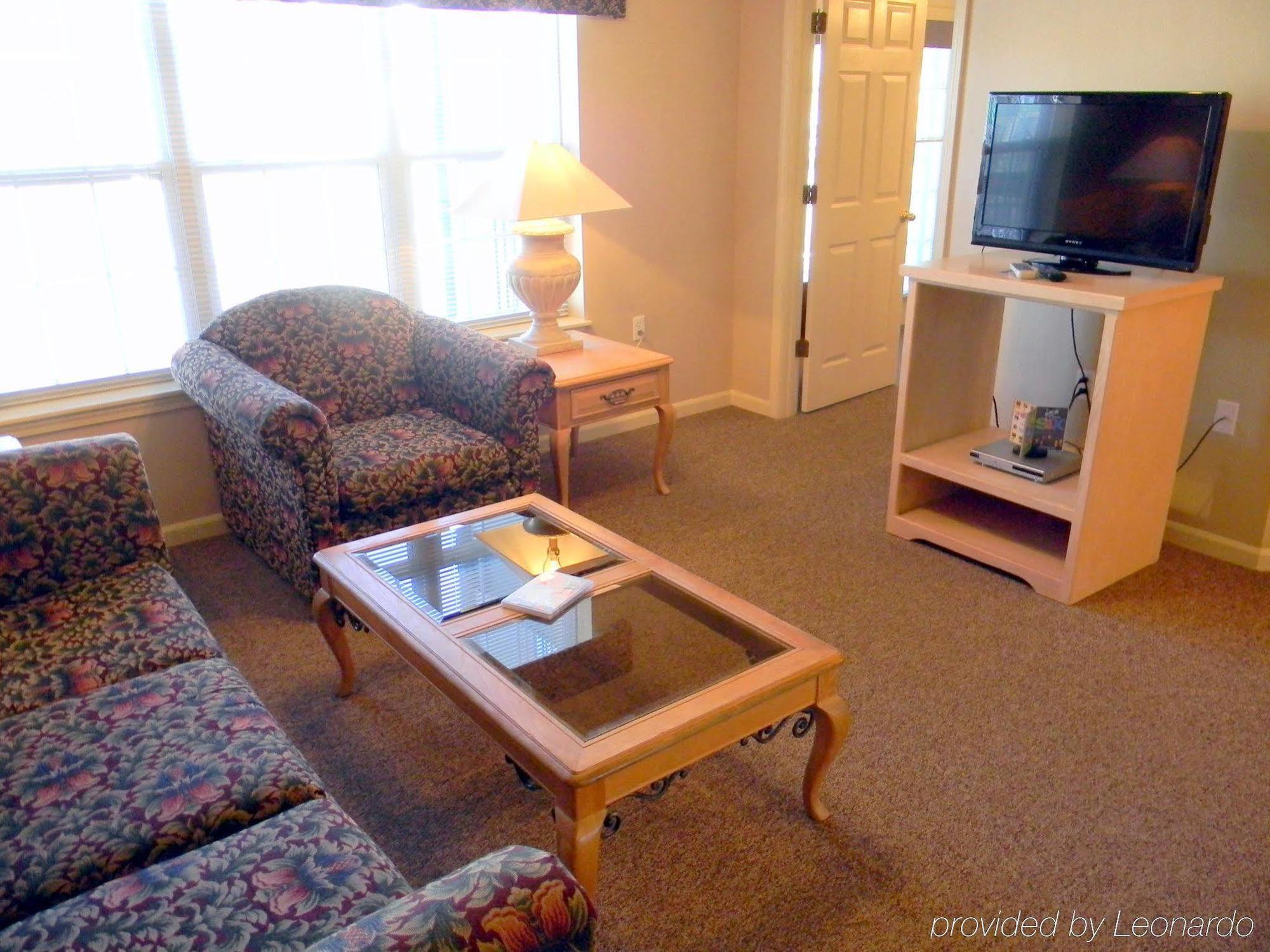 Resort Surrey's Carriage Place 3*