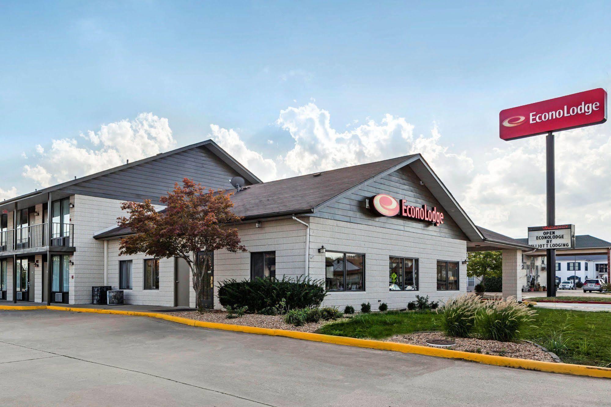 Econo & Shepherd Of The Hills Expy Hotel 3*