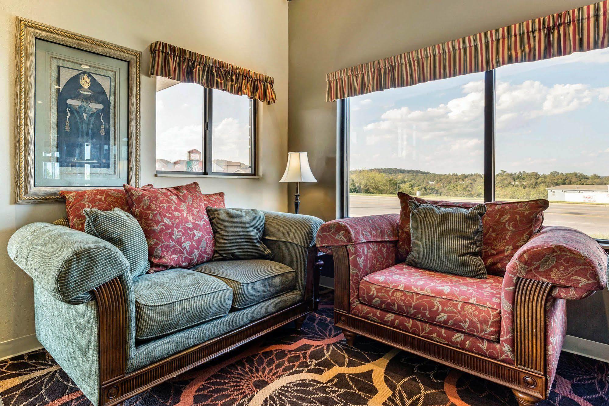 Econo & Shepherd Of The Hills Expy Hotel