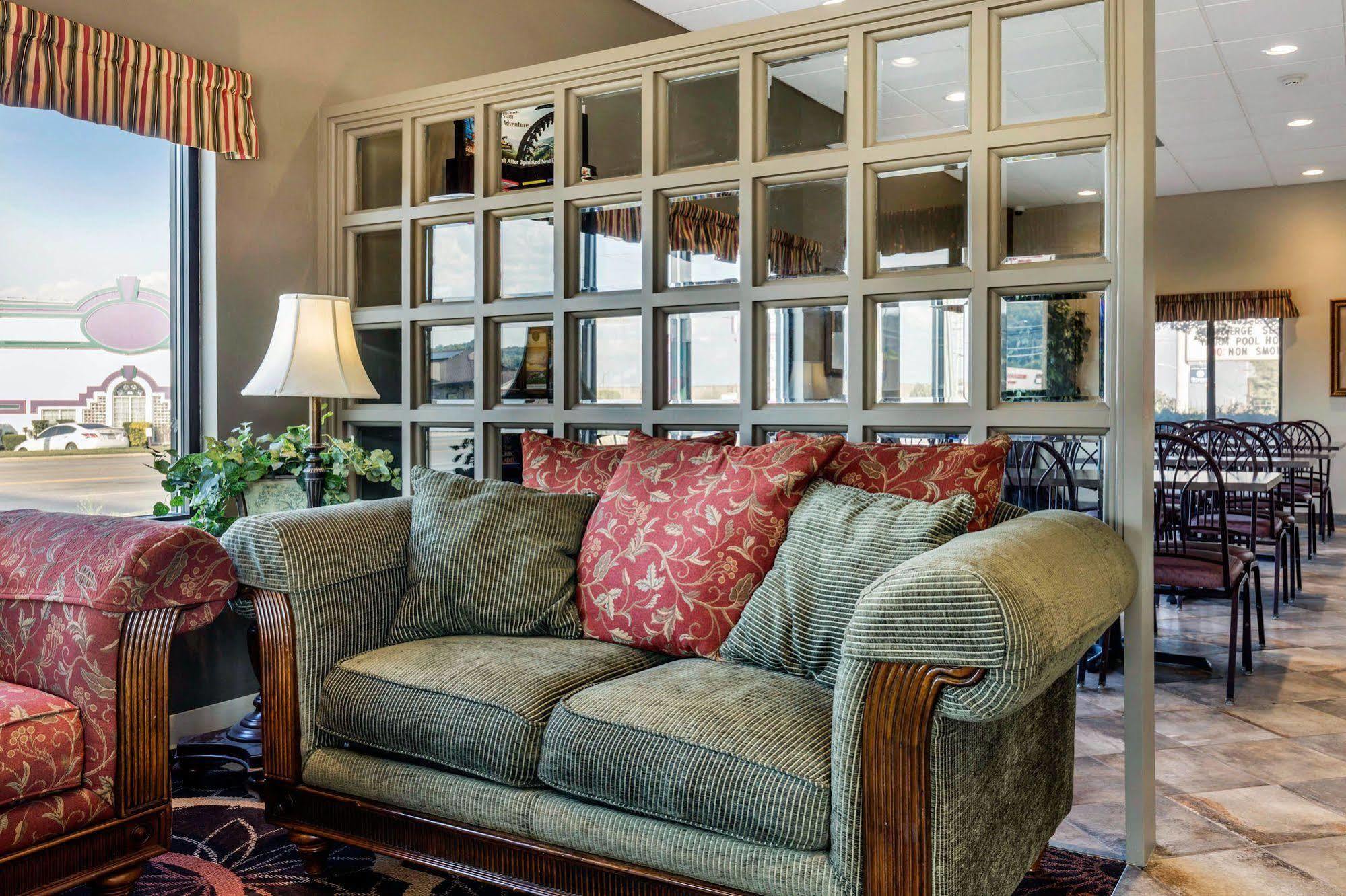 Econo & Shepherd Of The Hills Expy Hotel Branson