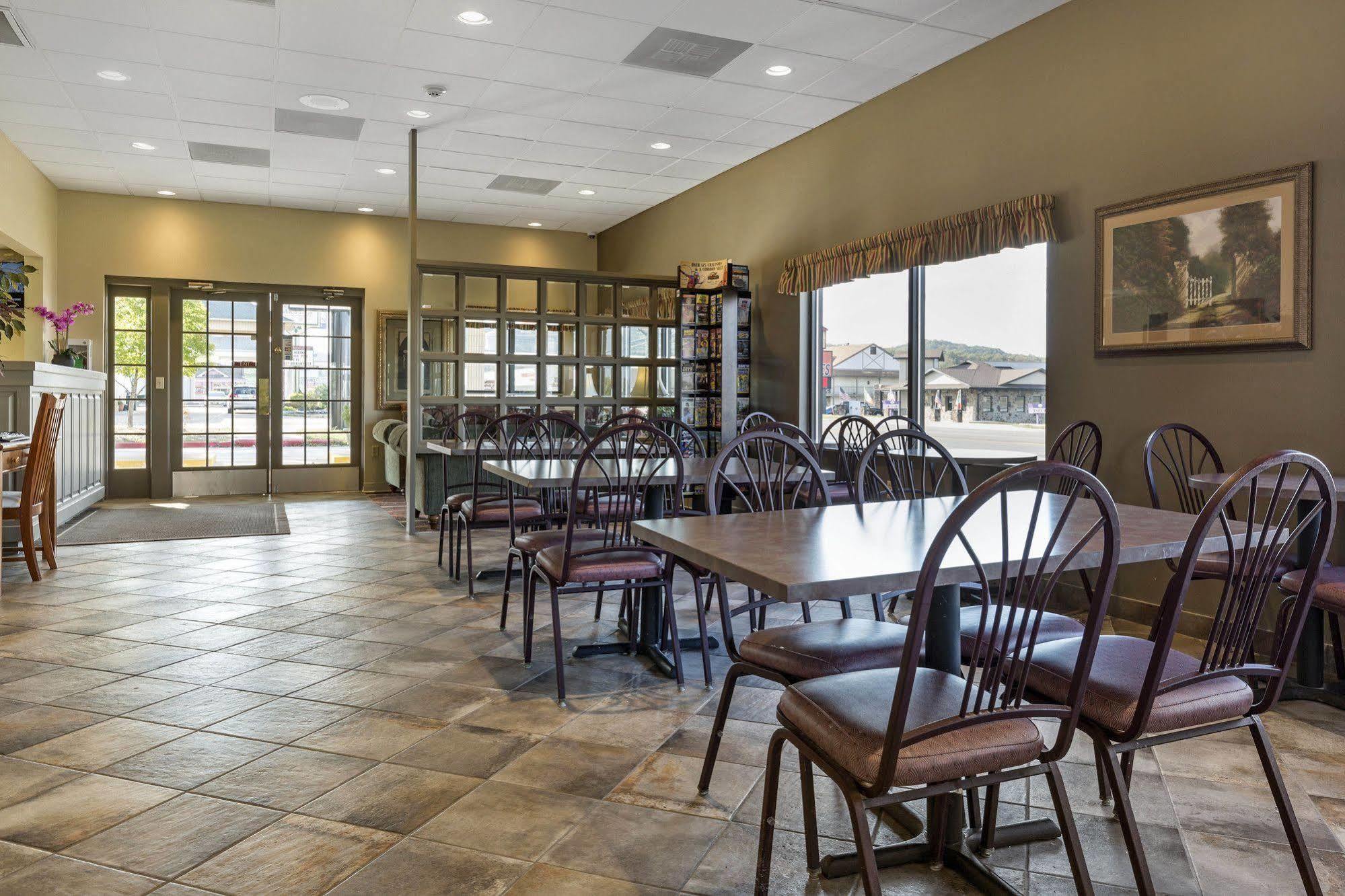 Hotel Econo & Shepherd Of The Hills Expy Branson