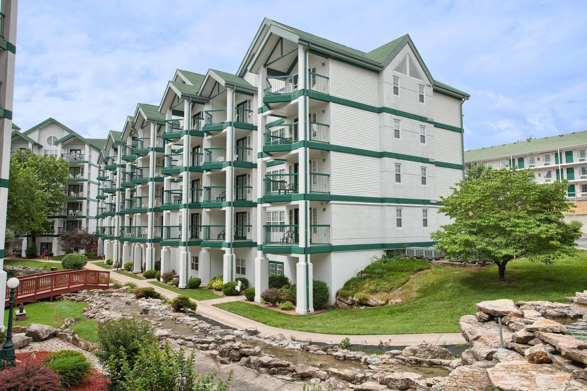 Resort Surrey's Carriage Place 3*