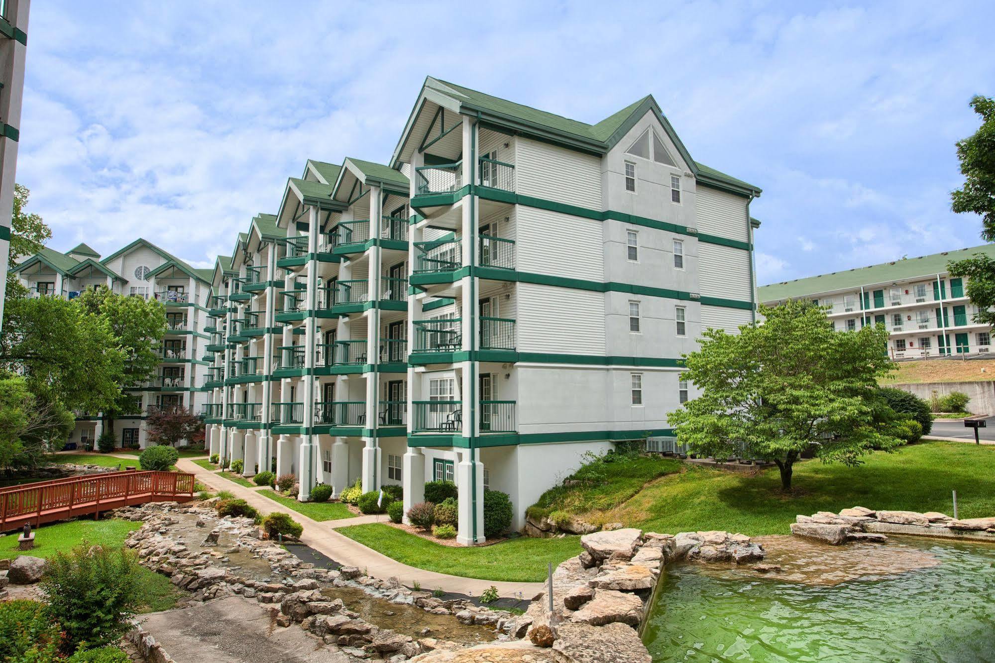 Surrey's Carriage Place 3* Branson