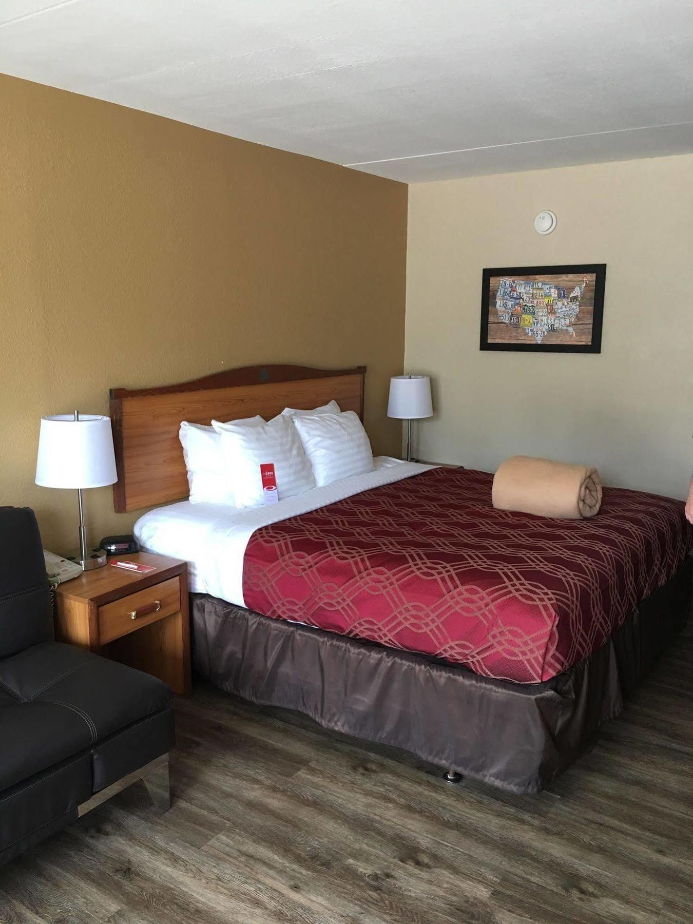 Hotel Econo & Shepherd Of The Hills Expy 3*