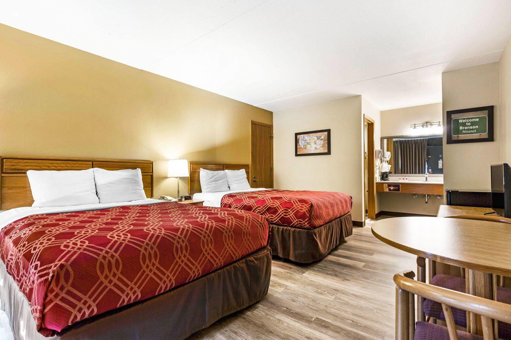 Econo & Shepherd Of The Hills Expy Hotel 3*