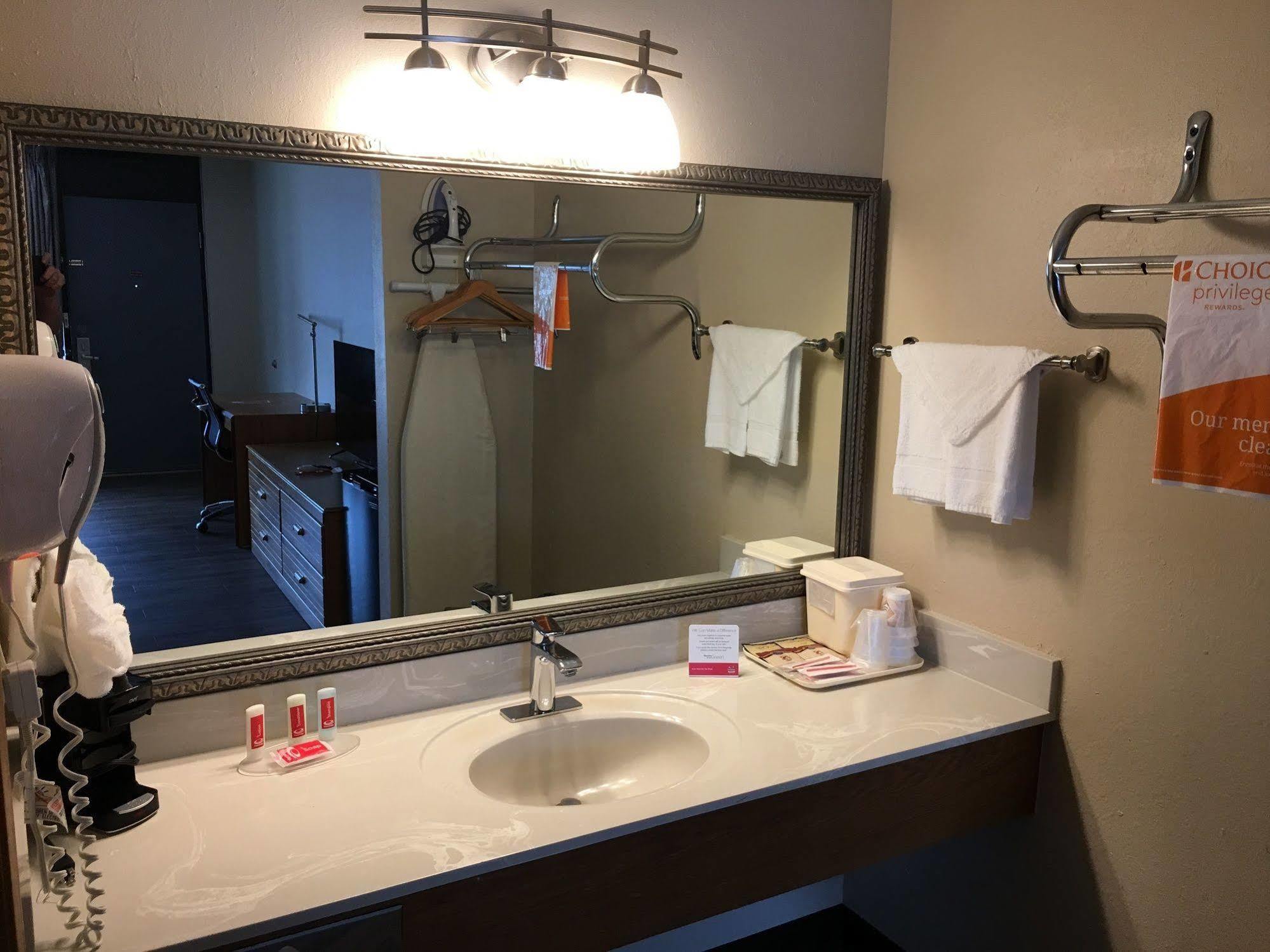 Econo & Shepherd Of The Hills Expy Hotel Branson