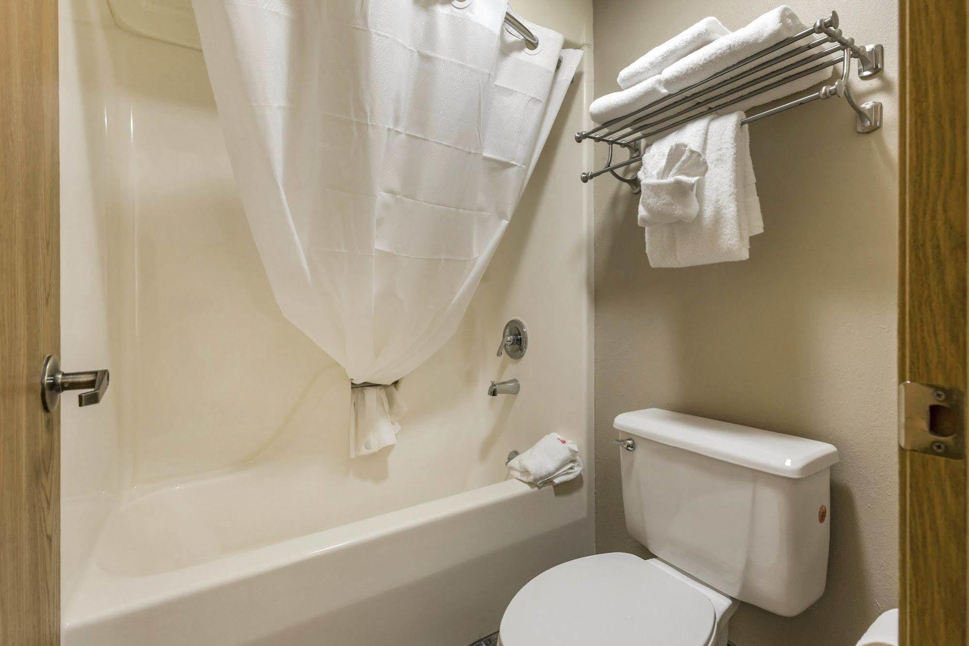 Econo & Shepherd Of The Hills Expy Hotel
