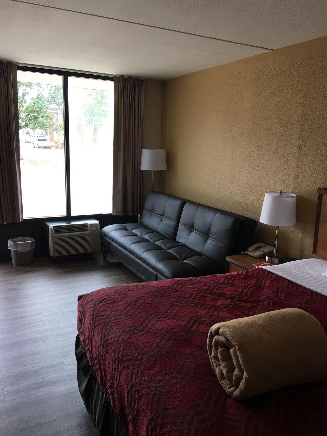 Hotel Econo & Shepherd Of The Hills Expy 3*