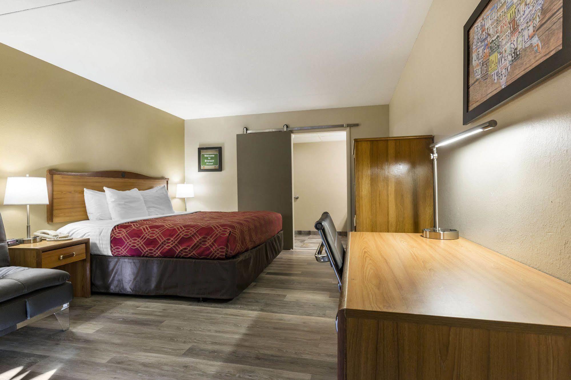 Econo & Shepherd Of The Hills Expy Hotel
