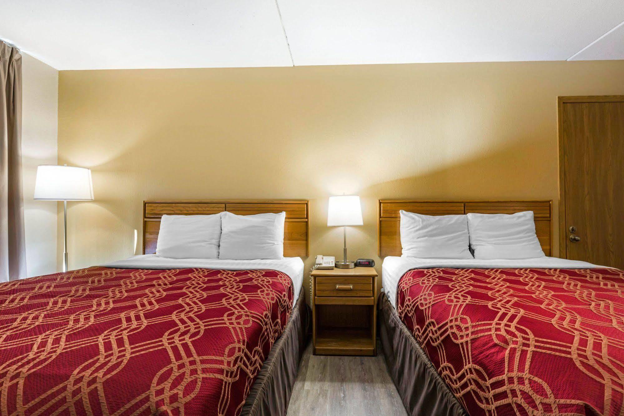 Econo & Shepherd Of The Hills Expy Hotel 3*
