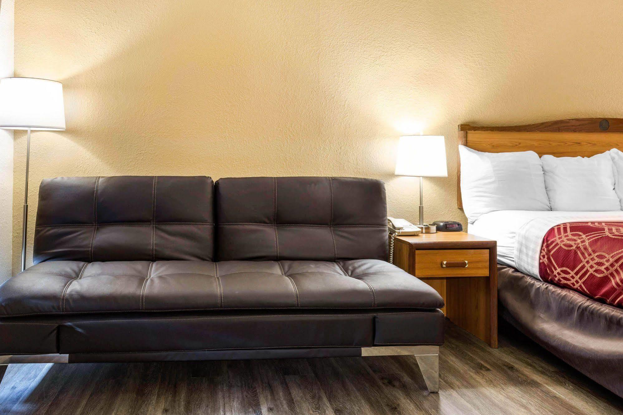 Hotel Econo & Shepherd Of The Hills Expy Branson