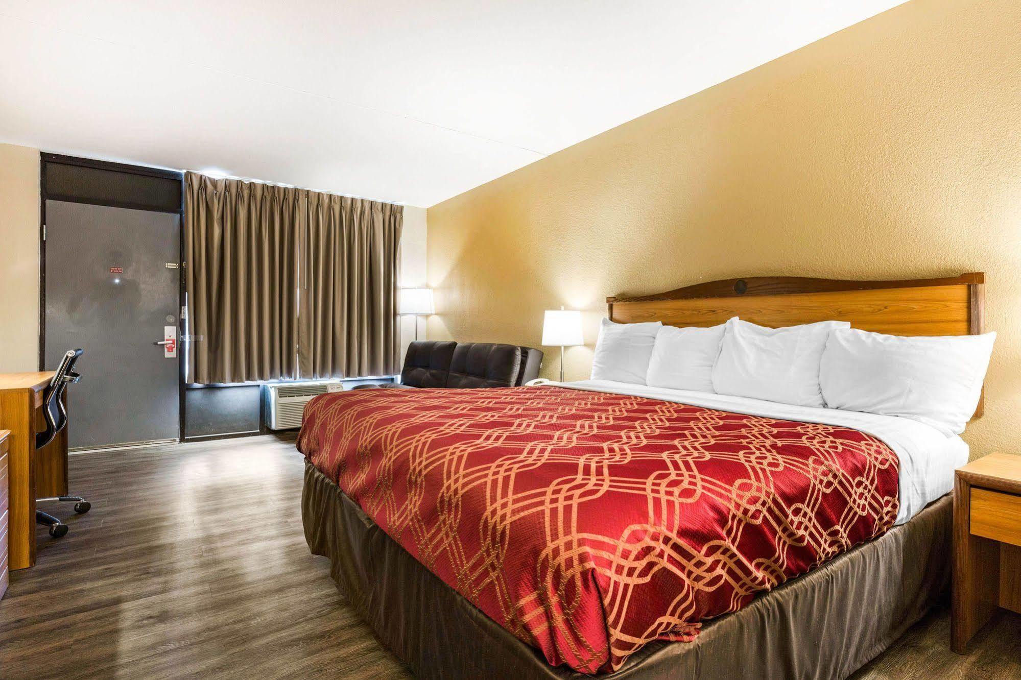 Hotel Econo & Shepherd Of The Hills Expy