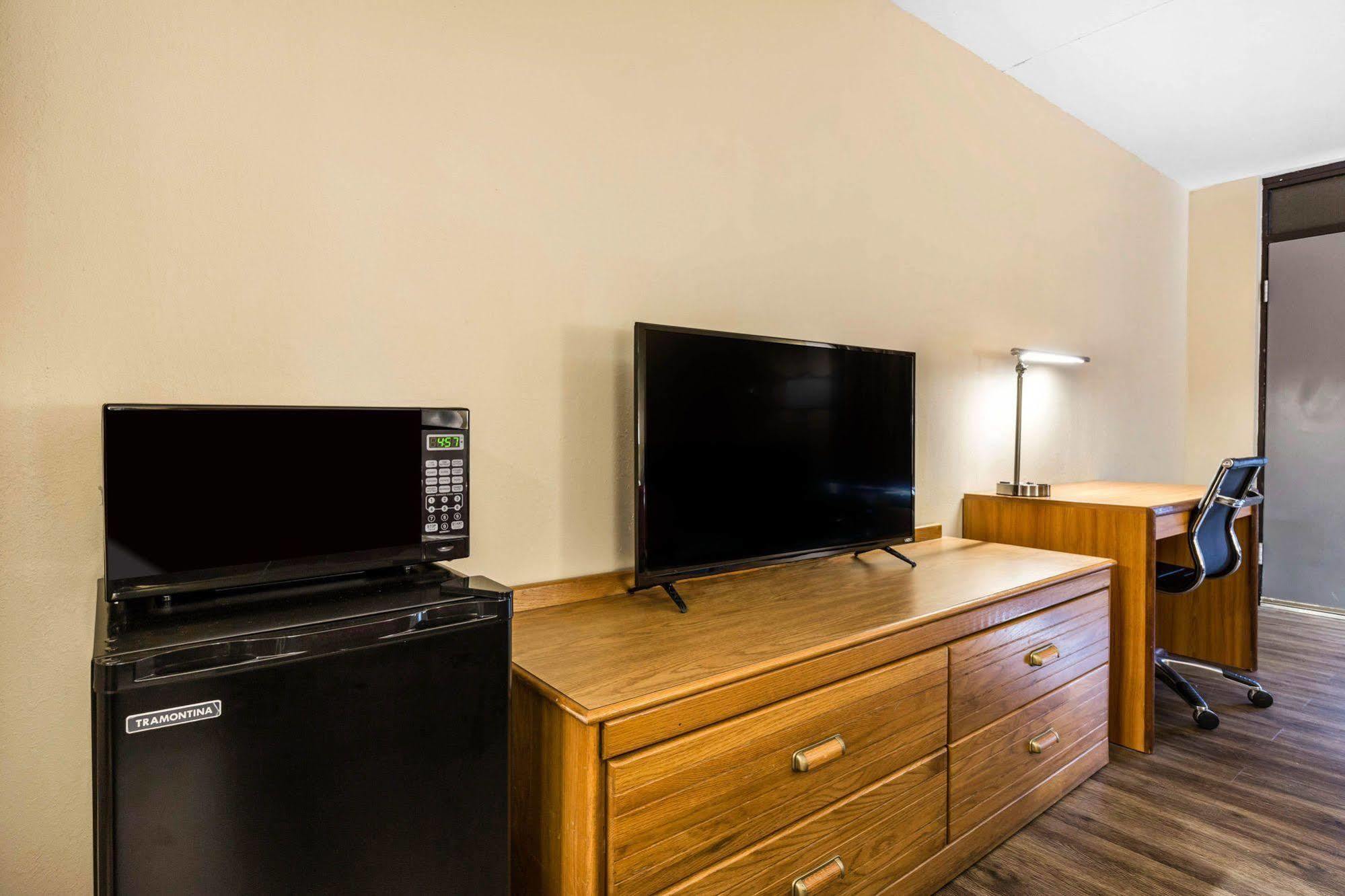 Econo & Shepherd Of The Hills Expy Hotel