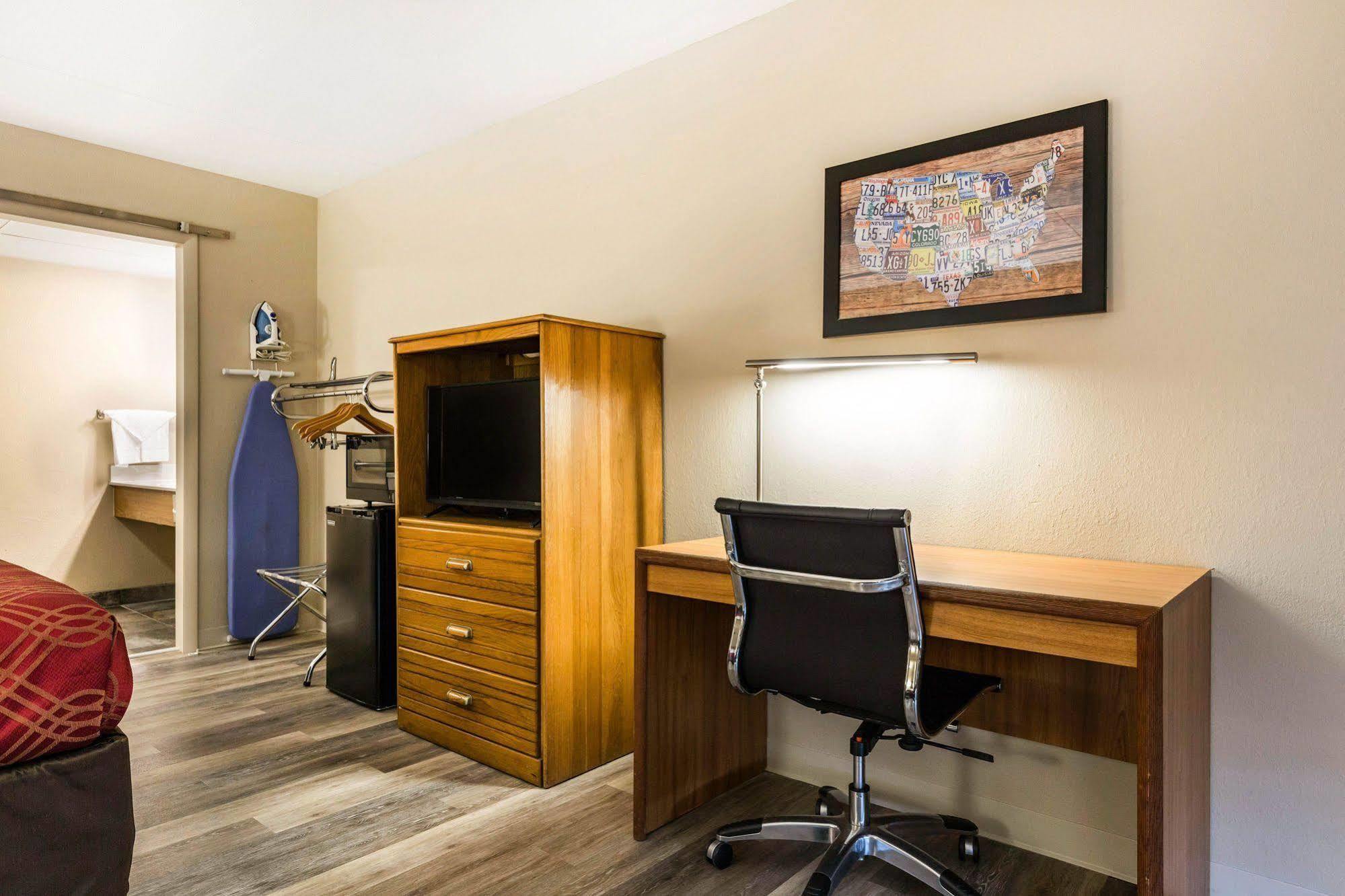 Econo & Shepherd Of The Hills Expy Hotel