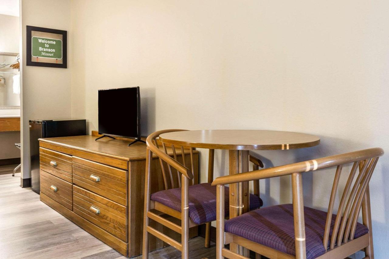 Econo & Shepherd Of The Hills Expy Hotel 3*