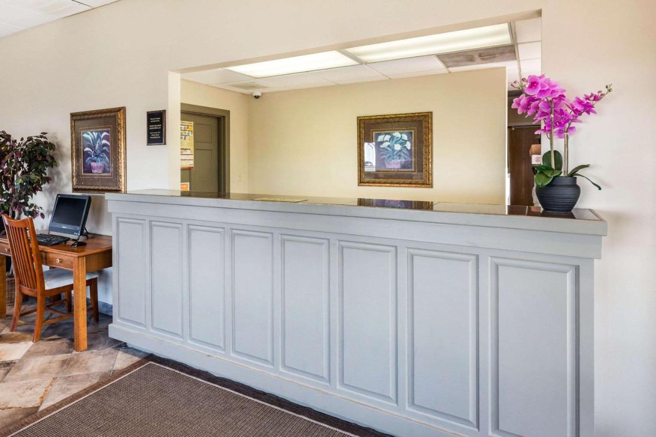 Econo & Shepherd Of The Hills Expy Hotel 3*