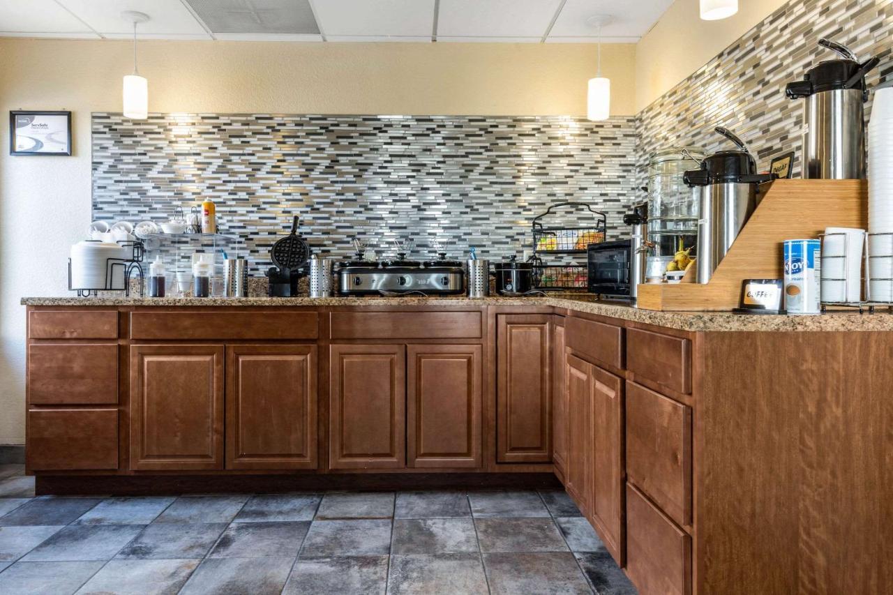 Econo & Shepherd Of The Hills Expy Hotel