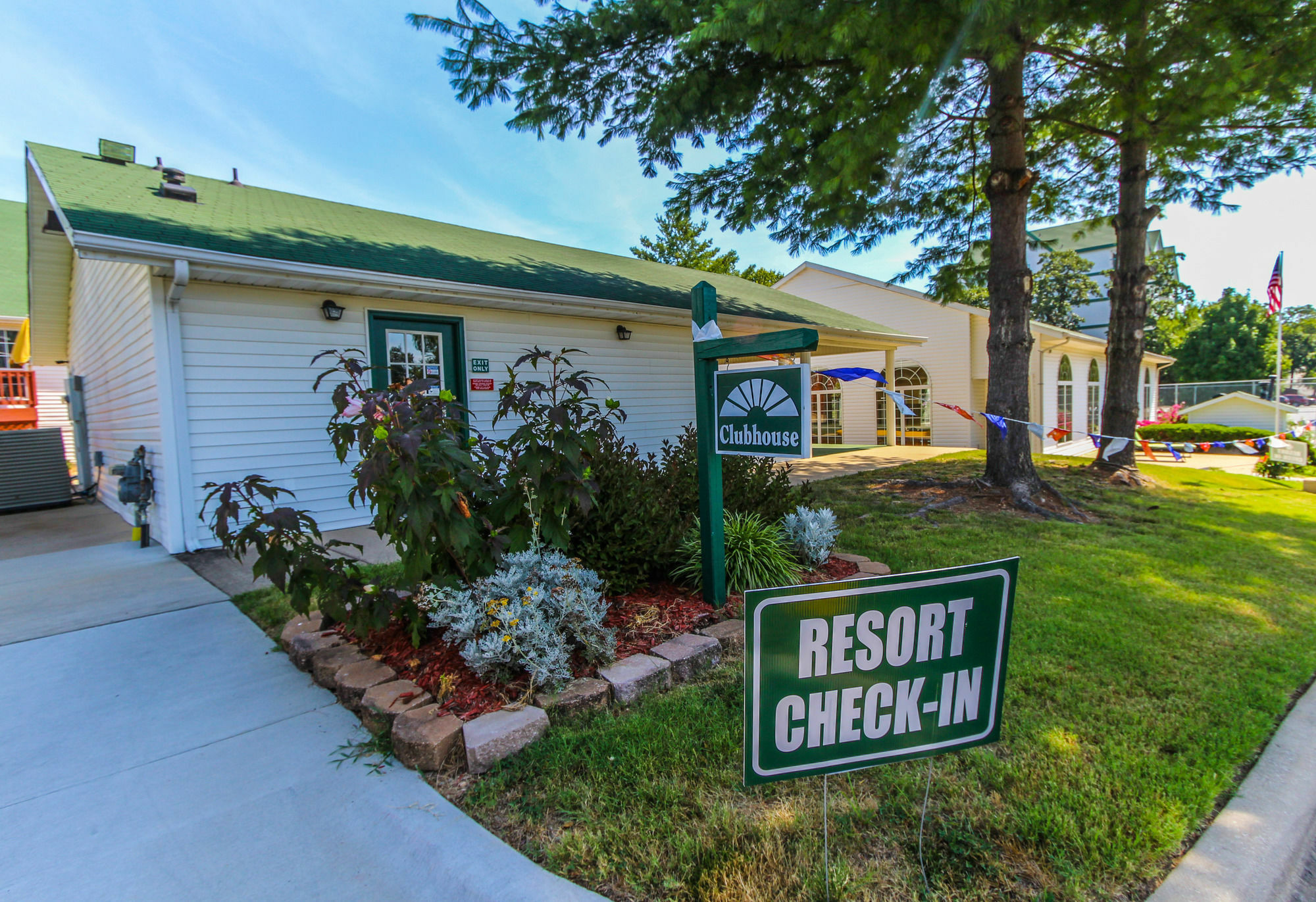 Surrey's Carriage Place Resort 3*