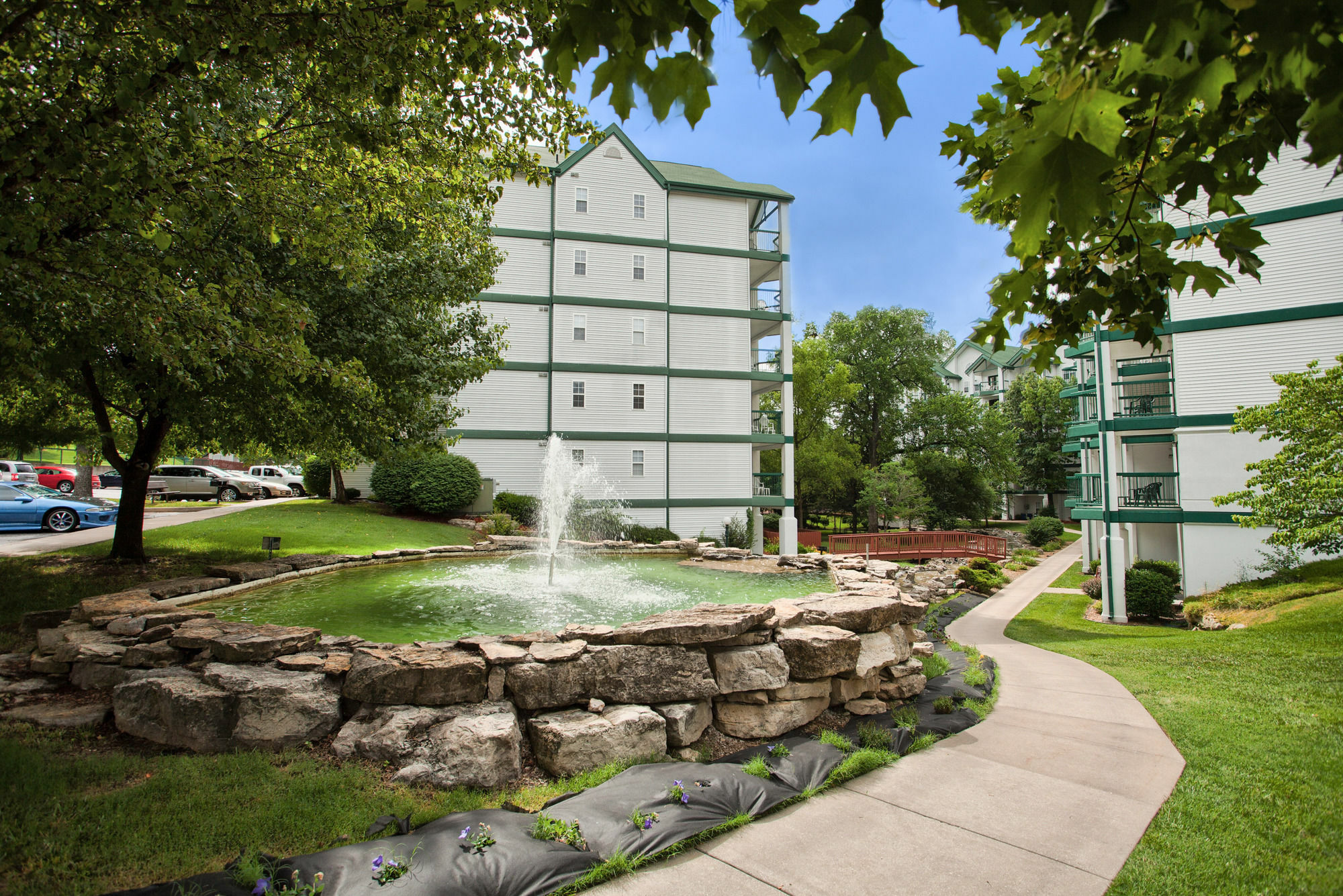 Surrey's Carriage Place Resort 3*