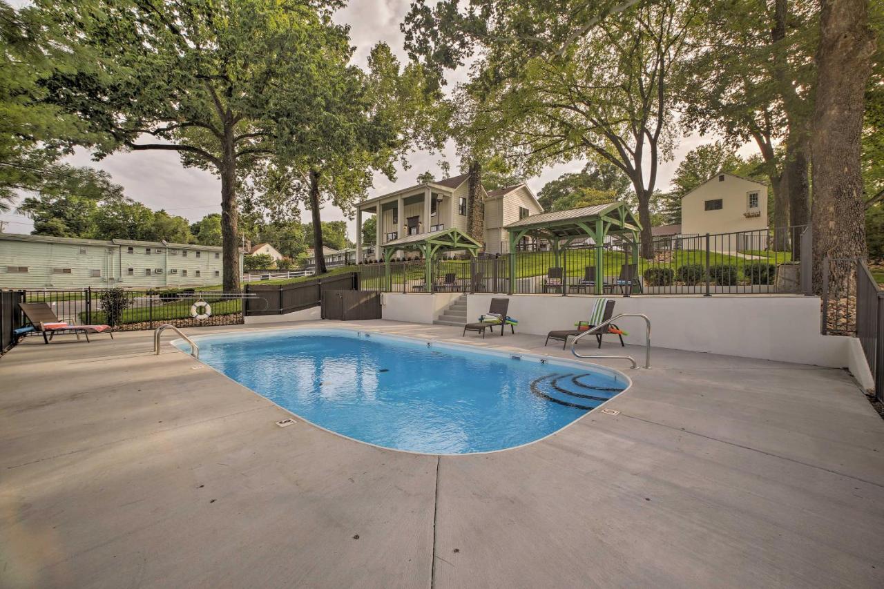 Downtown With Pool Access! Holiday home Branson